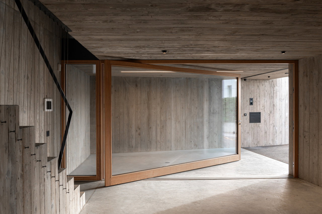 Wooden pivot door in a private home in Montagnola with FritsJurgens System One pivot hinge system inside