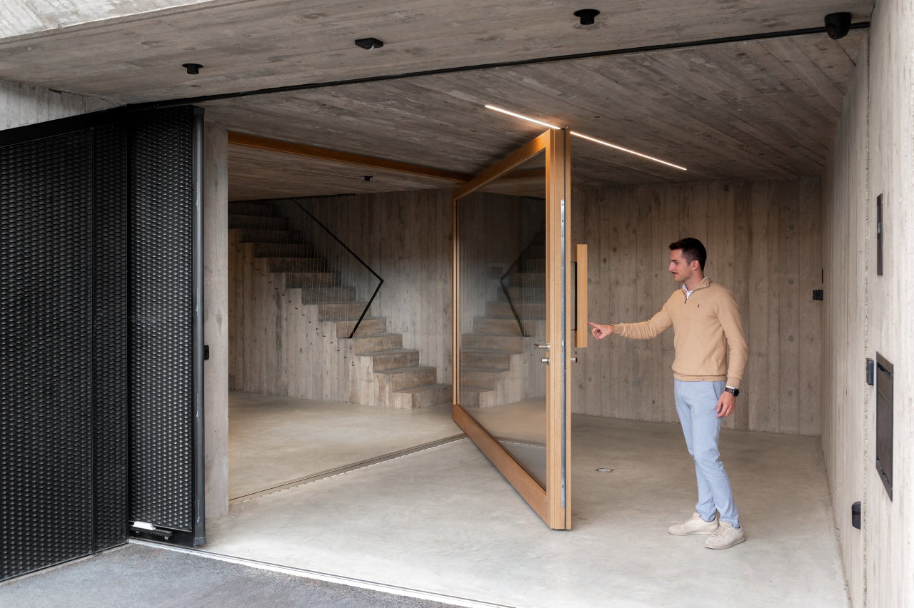 Wooden pivot door in a private home in Montagnola with FritsJurgens System One pivot hinge system inside