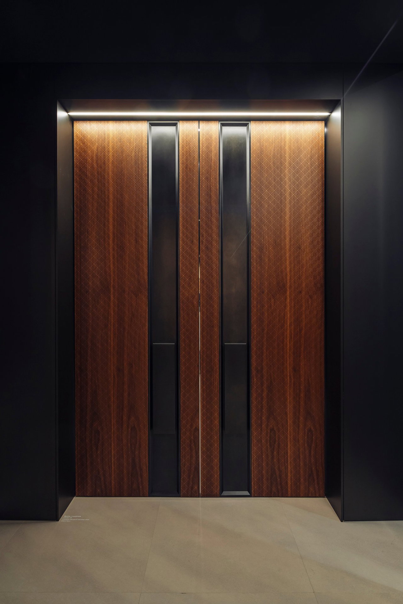 Wooden pivot door in a showroom in Milan with FritsJurgens System M+ pivot hinge system inside