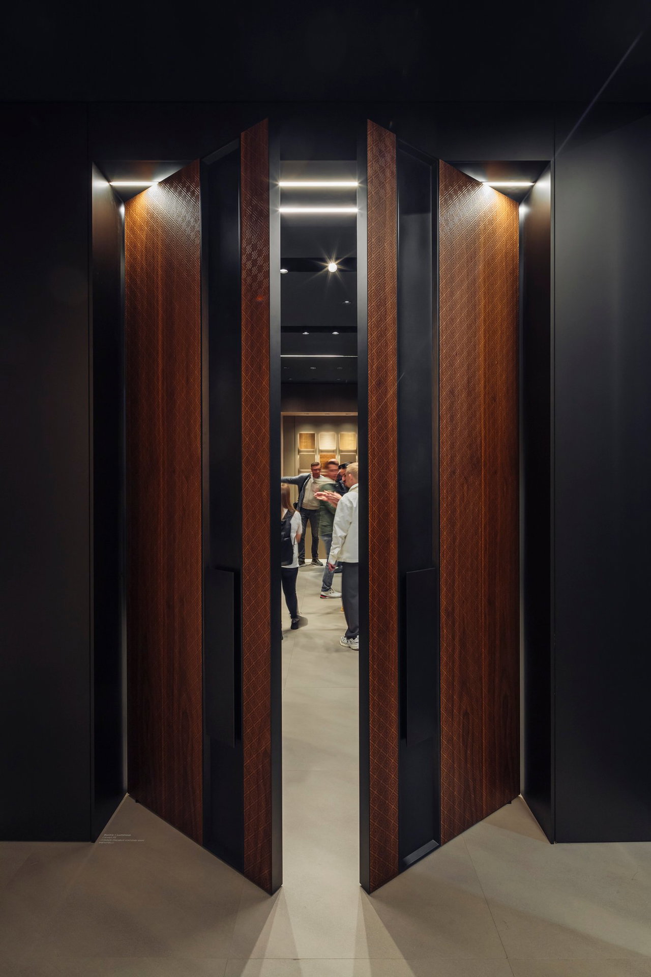 Wooden pivot door in a showroom in Milan with FritsJurgens System M+ pivot hinge system inside