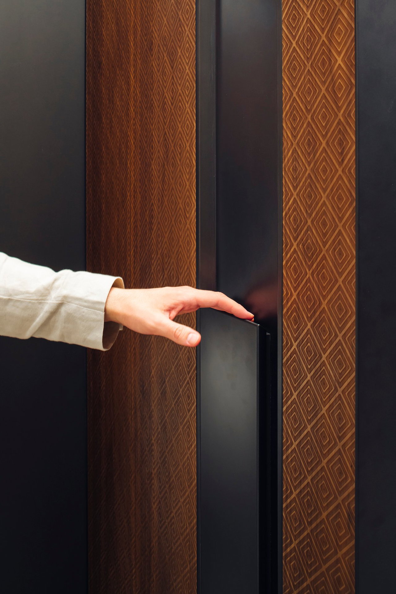 Wooden pivot door in a showroom in Milan with FritsJurgens System M+ pivot hinge system inside