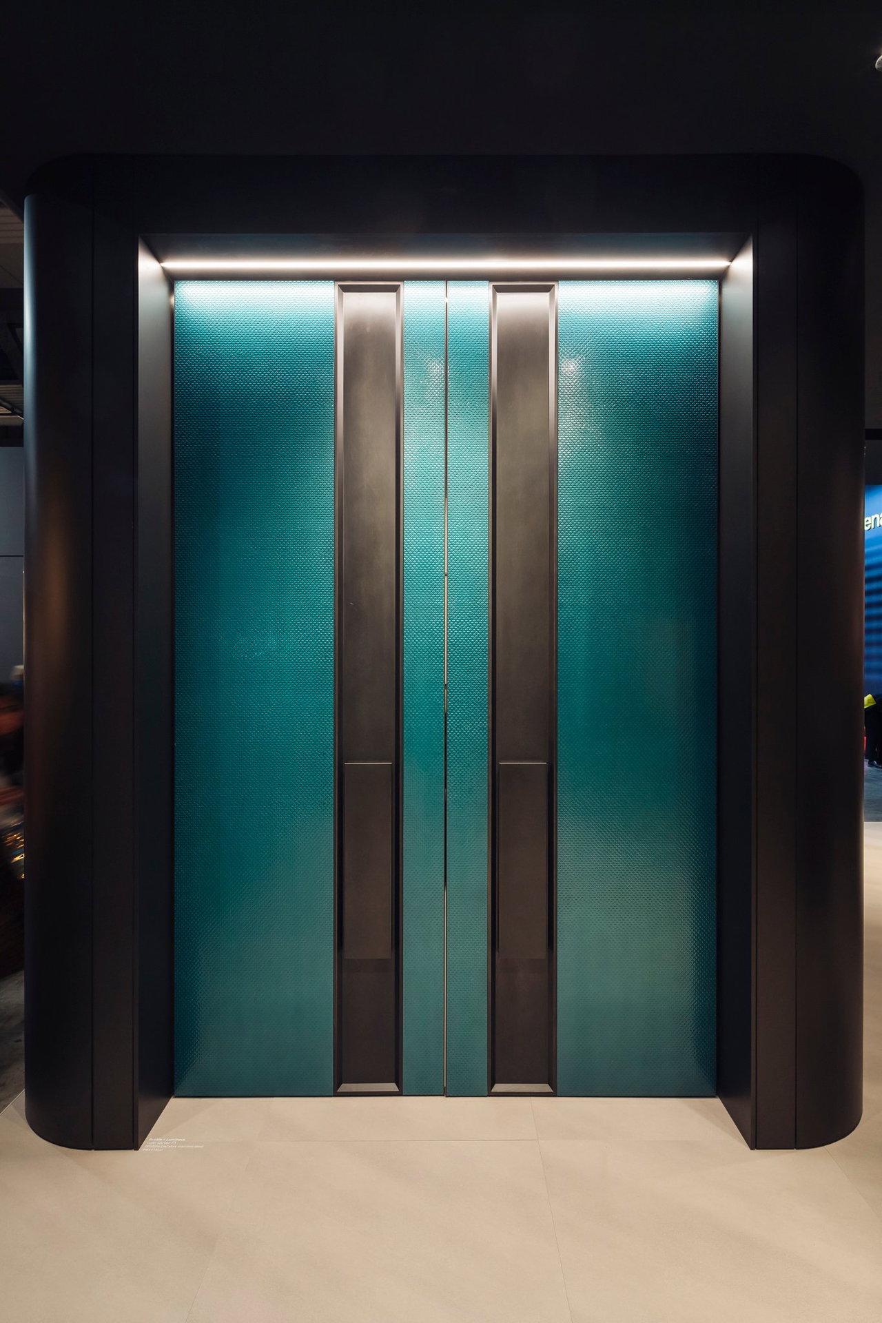 Wooden pivot door in a showroom in Milan with FritsJurgens System M+ pivot hinge system inside
