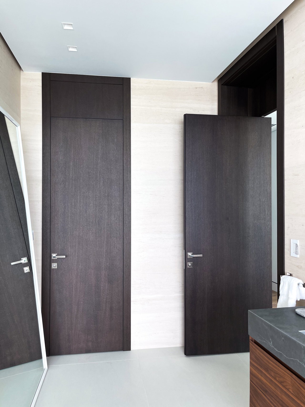 Wooden pivot door in a private home in Miami with FritsJurgens System One pivot hinge system inside