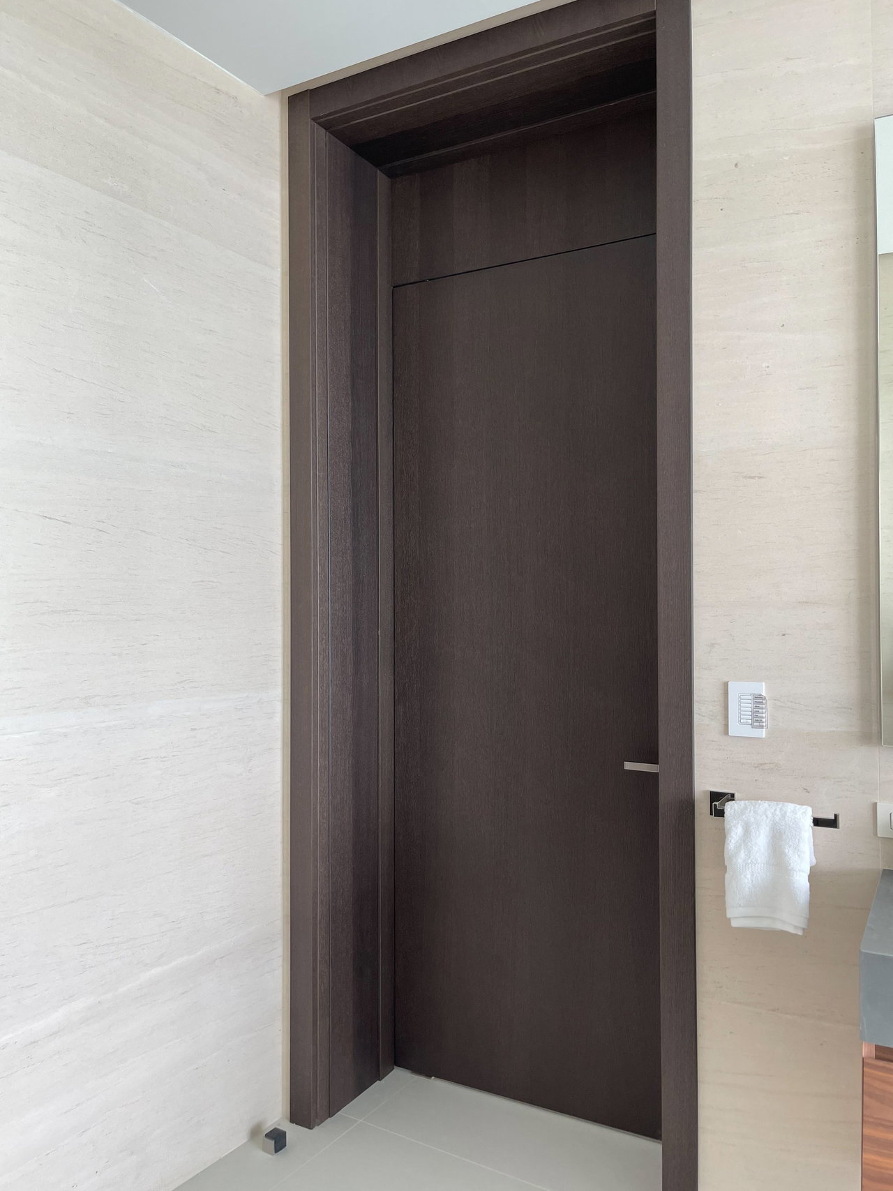 Wooden pivot door in a private home in Miami with FritsJurgens System One pivot hinge system inside