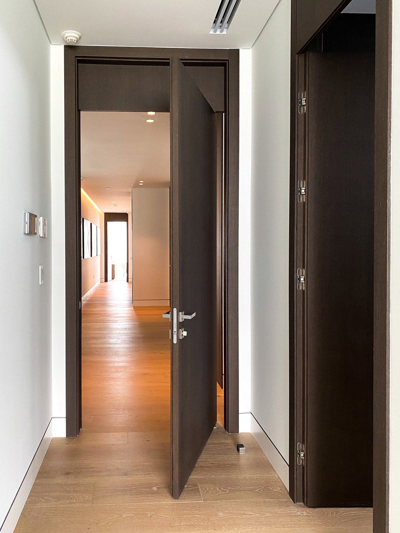 Wooden pivot door in a private home in Miami with FritsJurgens System One pivot hinge system inside