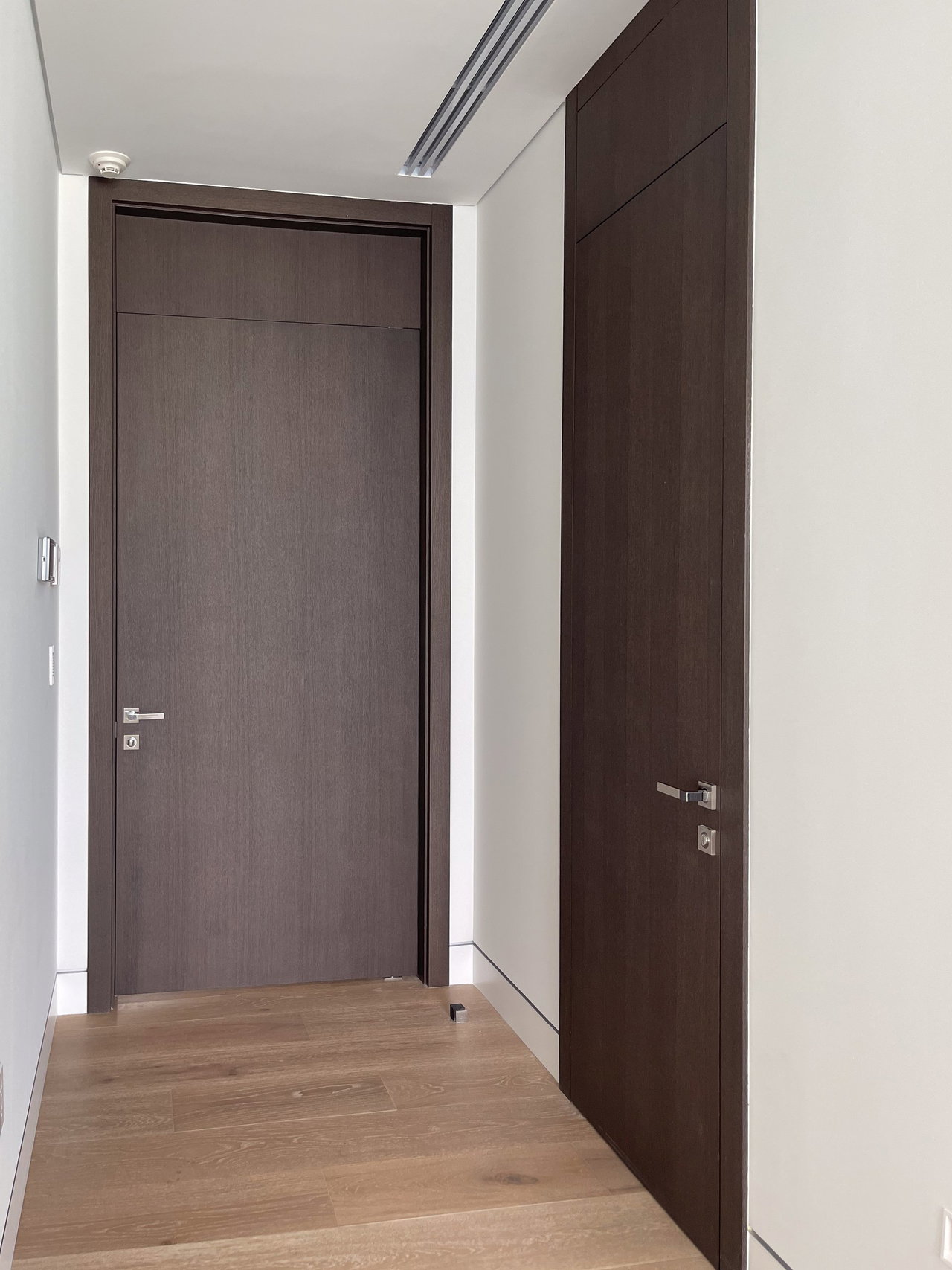 Wooden pivot door in a private home in Miami with FritsJurgens System One pivot hinge system inside