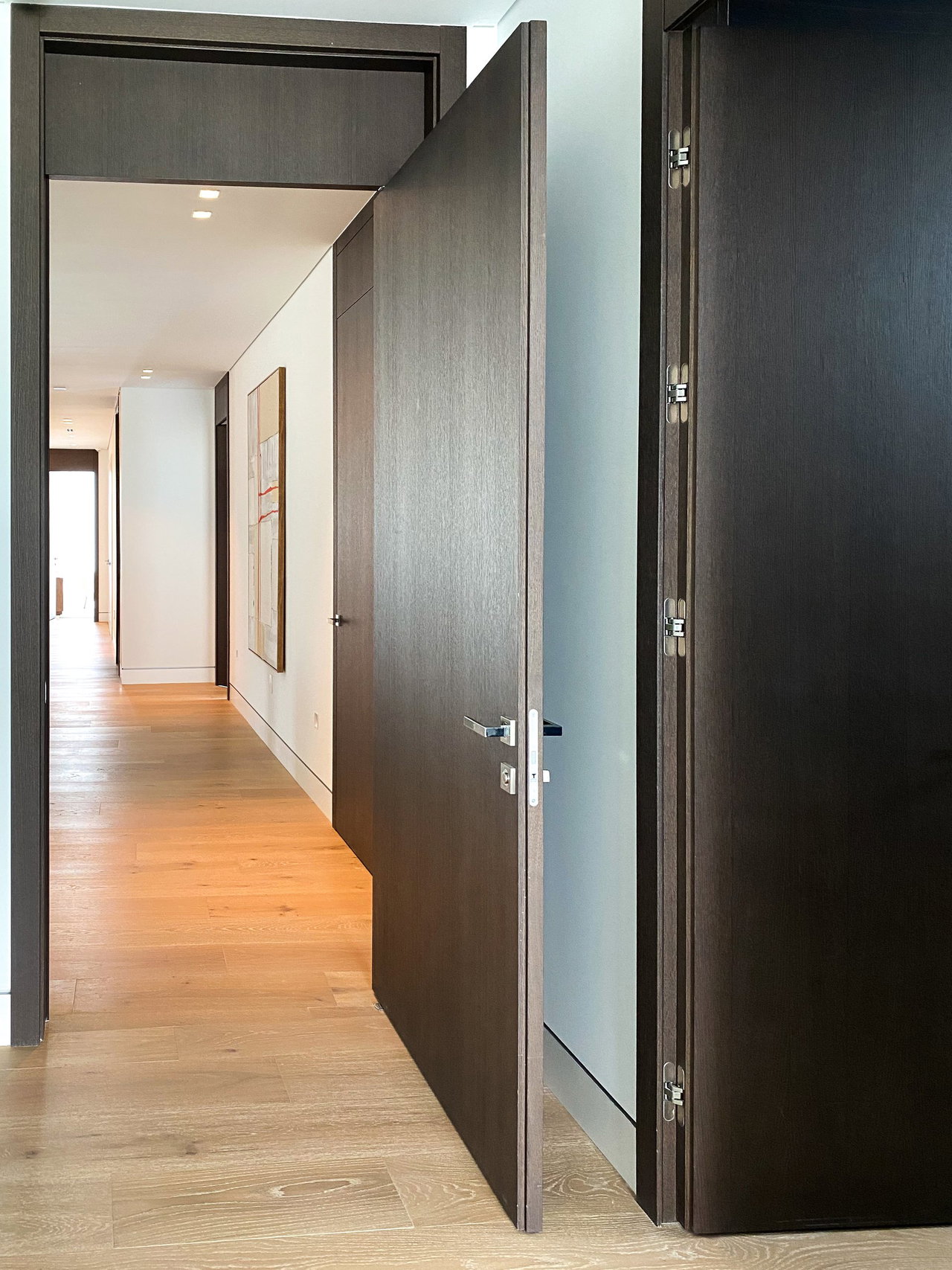 Wooden pivot door in a private home in Miami with FritsJurgens System One pivot hinge system inside