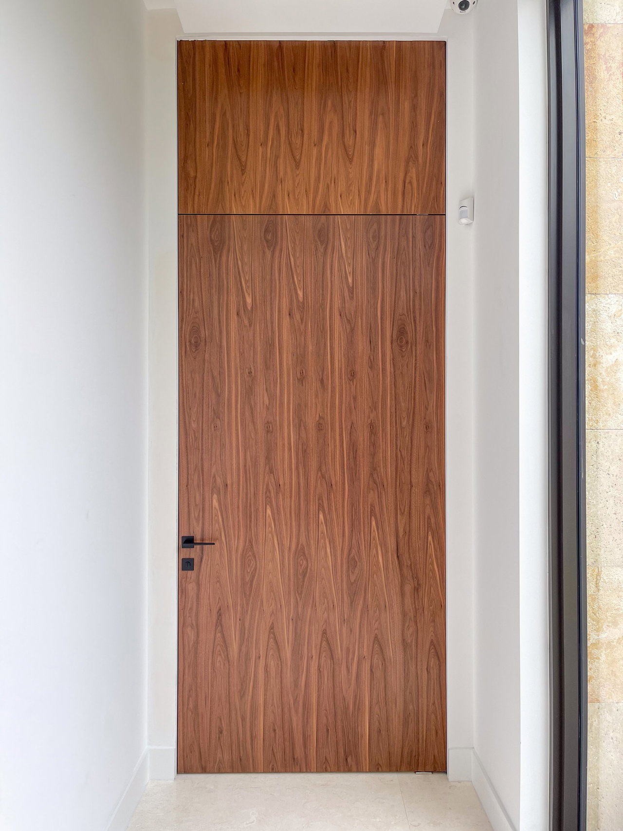 Wooden pivot door in a private home in Miami with FritsJurgens System One pivot hinge system inside