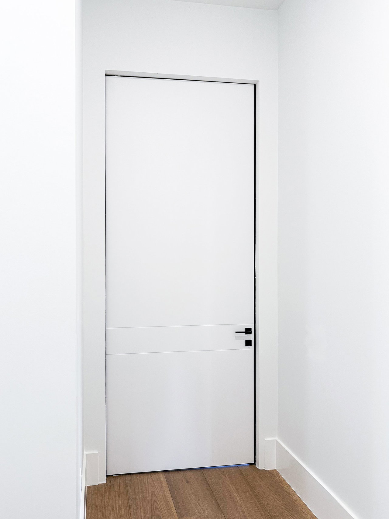 Aluminium pivot door in a private home in Naples, Florida with FritsJurgens System One pivot hinge system inside