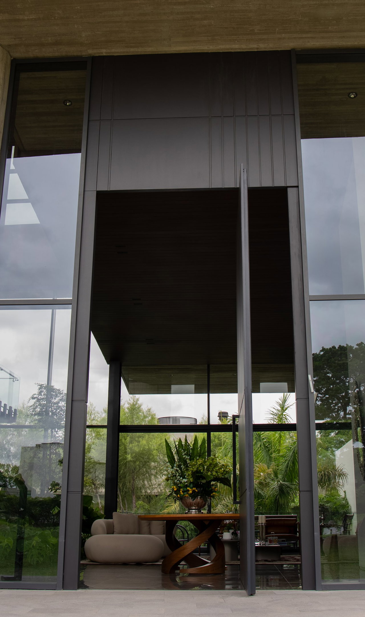 Stone pivot door in a private home in Santa Cruz de la Sierra with FritsJurgens System M+ pivot hinge system inside