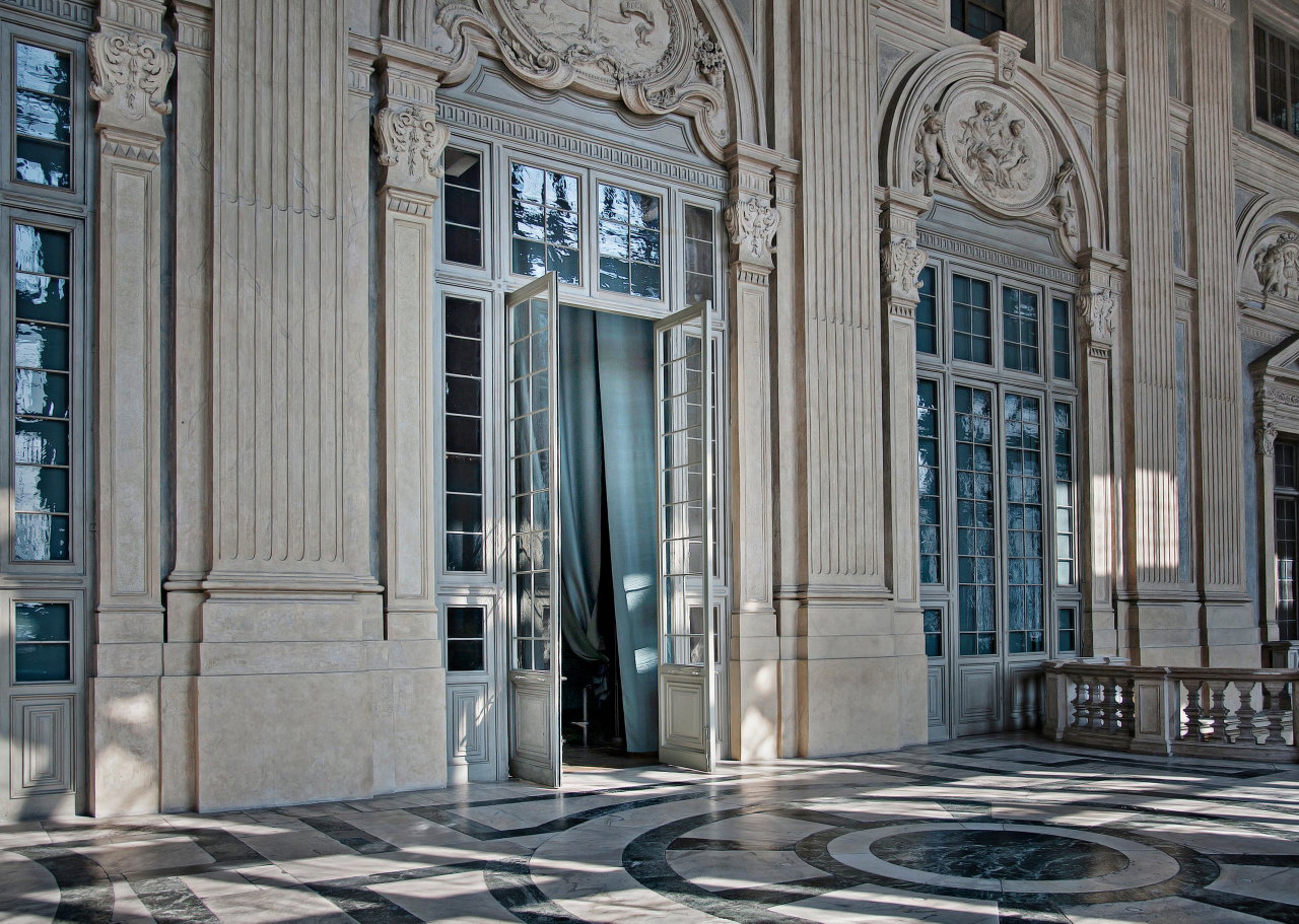 Wooden pivot door in a public building in Turin with FritsJurgens System M pivot hinge system inside
