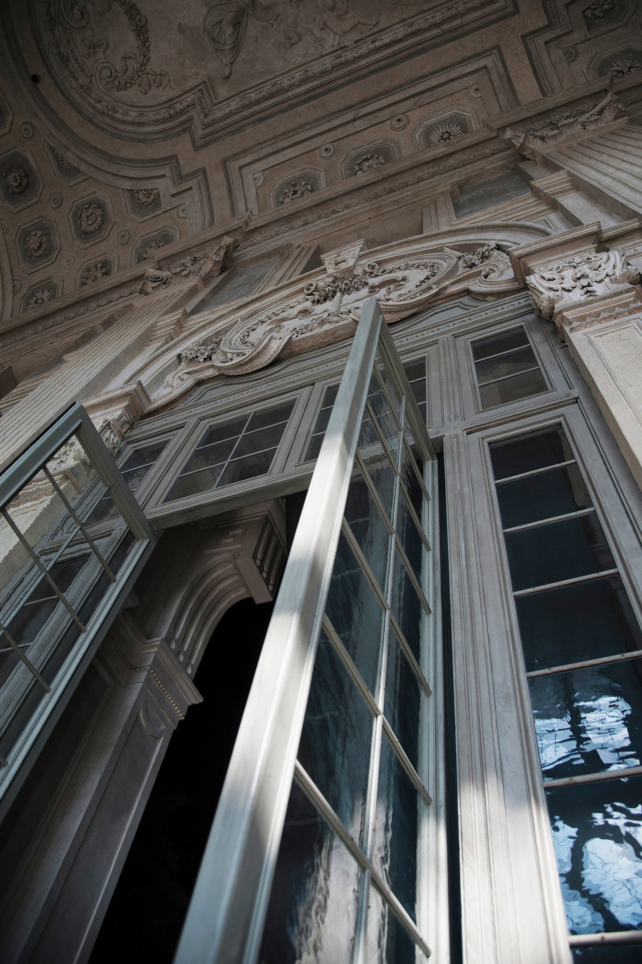 Wooden pivot door in a public building in Turin with FritsJurgens System M pivot hinge system inside