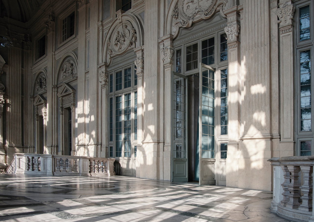 Wooden pivot door in a public building in Turin with FritsJurgens System M pivot hinge system inside
