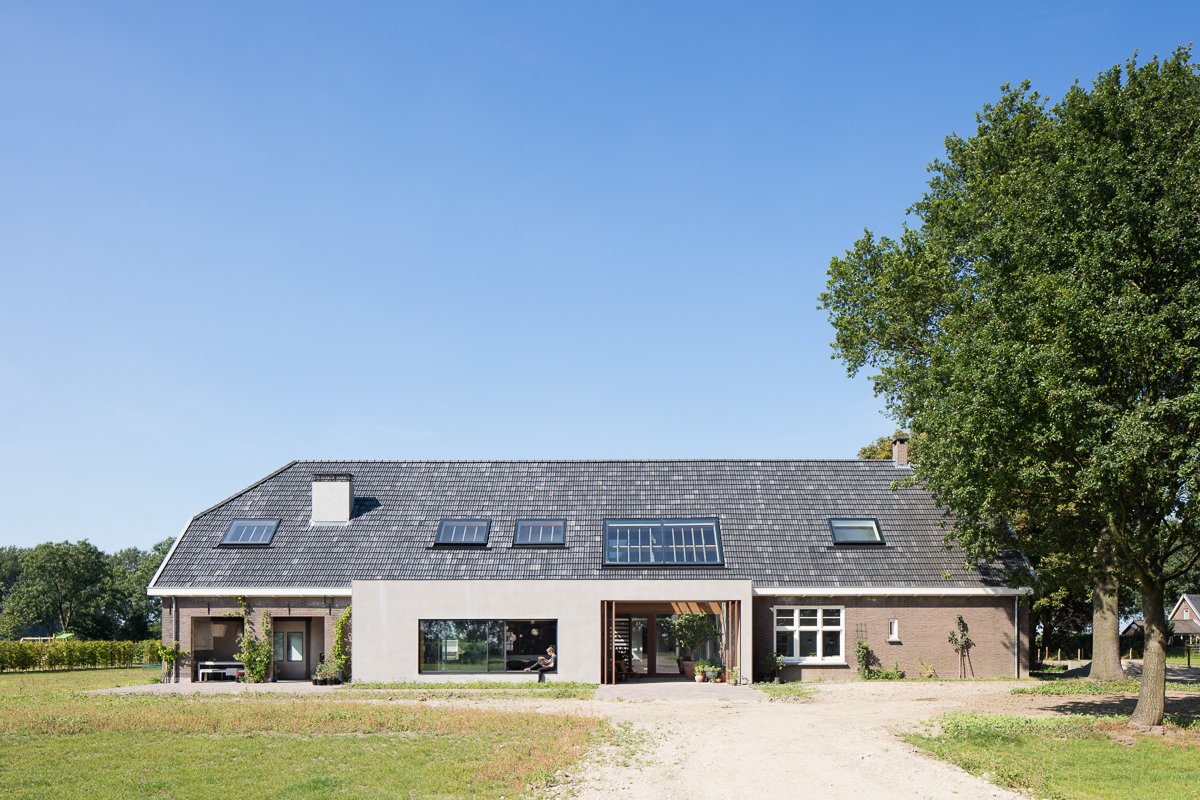 Wooden pivot door in a private home in Utrecht with FritsJurgens System M pivot hinge system inside