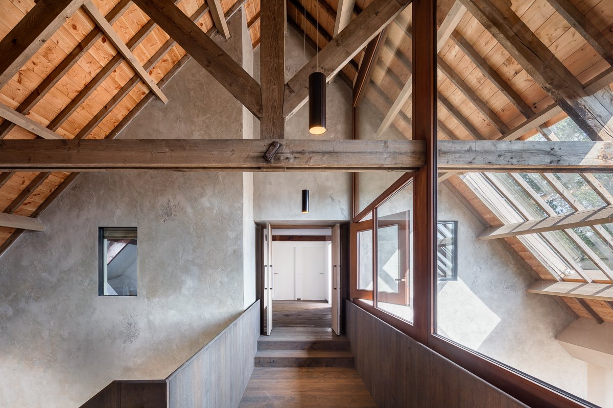 Wooden pivot door in a private home in Utrecht with FritsJurgens System M pivot hinge system inside