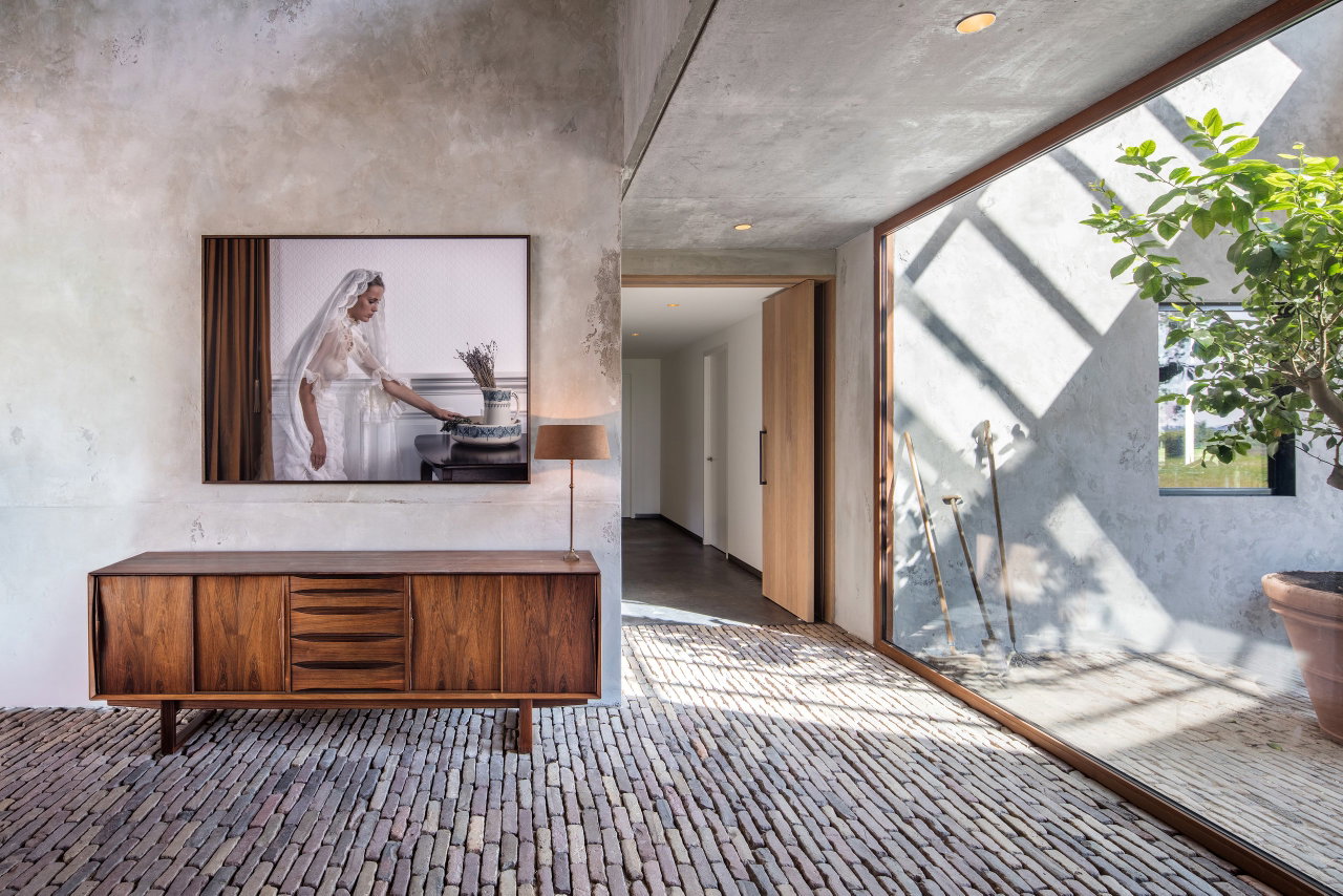 Wooden pivot door in a private home in Utrecht with FritsJurgens System M pivot hinge system inside