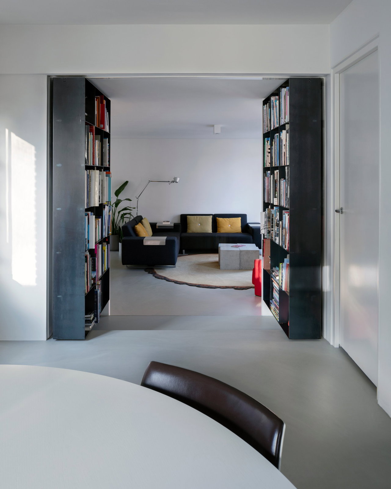 Steel pivot door in a private home with FritsJurgens System 3 pivot hinge system inside
