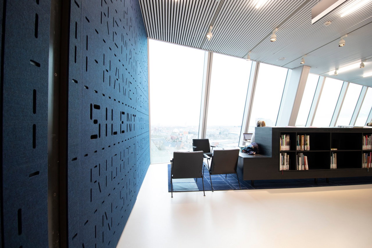 Pivottür aus Holz in einem öffentlichen Gebäude in Groningen mit FritsJurgens System M Pivot-Scharniersystem im Inneren