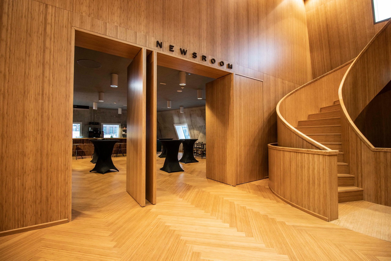Pivottür aus Holz in einem öffentlichen Gebäude in Groningen mit FritsJurgens System M Pivot-Scharniersystem im Inneren