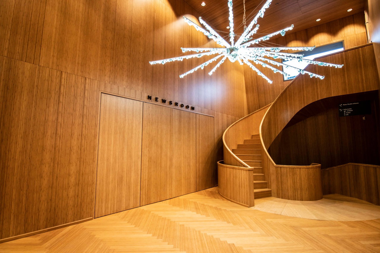 Pivottür aus Holz in einem öffentlichen Gebäude in Groningen mit FritsJurgens System M Pivot-Scharniersystem im Inneren