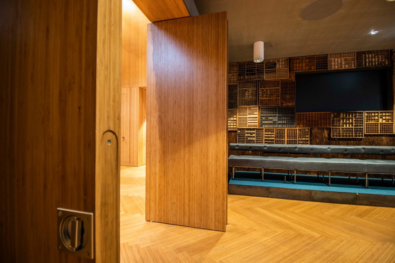 Pivottür aus Holz in einem öffentlichen Gebäude in Groningen mit FritsJurgens System M Pivot-Scharniersystem im Inneren