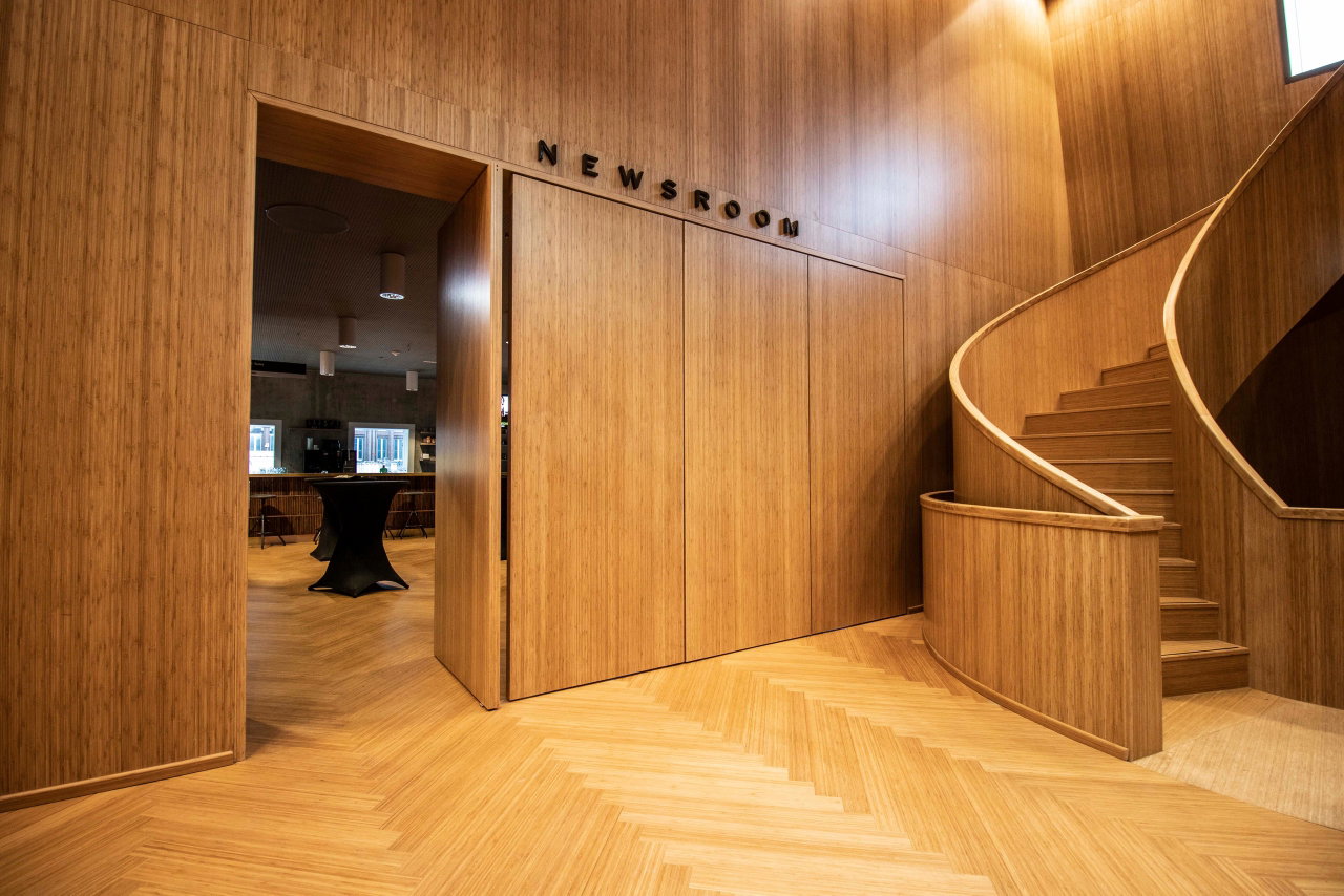 Pivottür aus Holz in einem öffentlichen Gebäude in Groningen mit FritsJurgens System M Pivot-Scharniersystem im Inneren