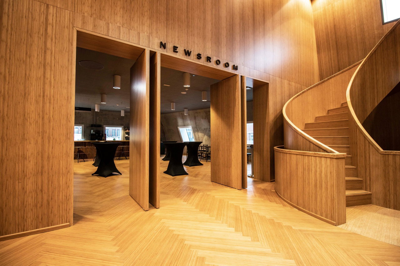 Pivottür aus Holz in einem öffentlichen Gebäude in Groningen mit FritsJurgens System M Pivot-Scharniersystem im Inneren