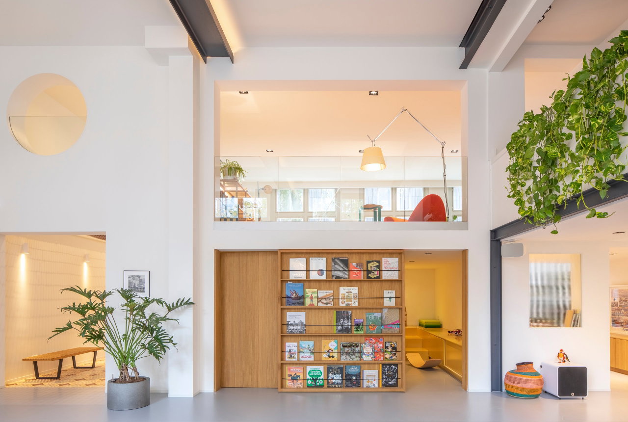 Wooden pivot door in a private home in Amsterdam with FritsJurgens System 3 pivot hinge system inside