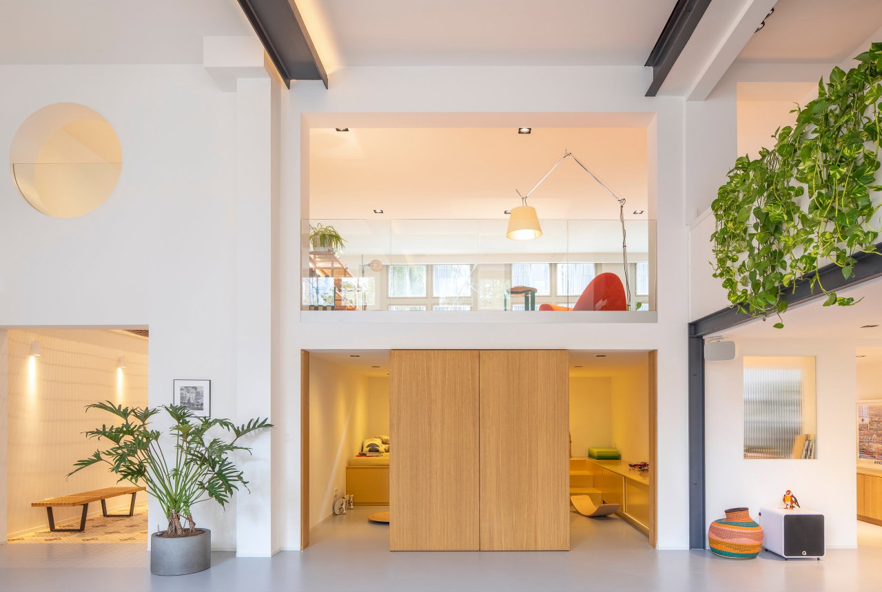 Wooden pivot door in a private home in Amsterdam with FritsJurgens System 3 pivot hinge system inside