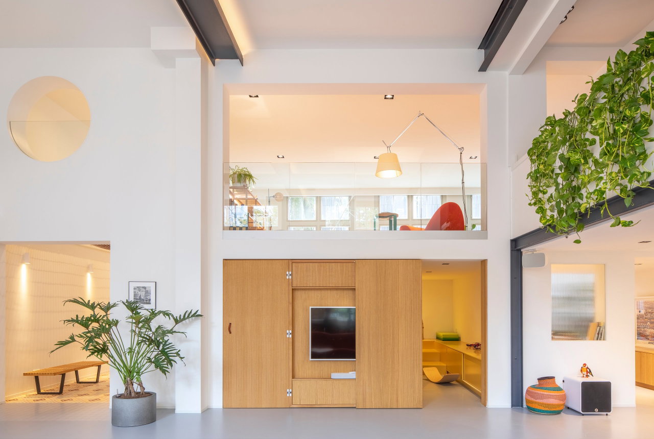 Wooden pivot door in a private home in Amsterdam with FritsJurgens System 3 pivot hinge system inside