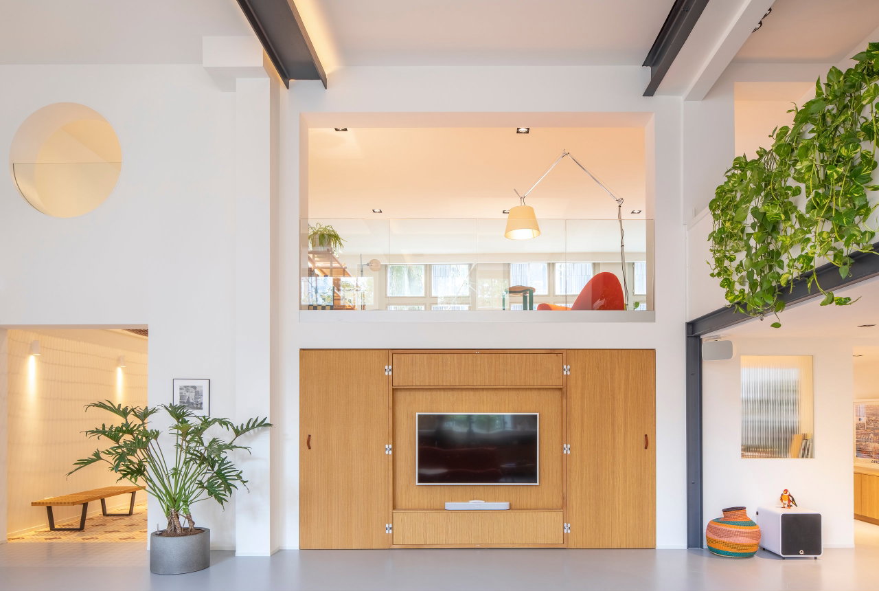 Wooden pivot door in a private home in Amsterdam with FritsJurgens System 3 pivot hinge system inside