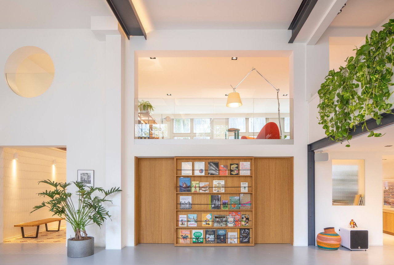 Wooden pivot door in a private home in Amsterdam with FritsJurgens System 3 pivot hinge system inside