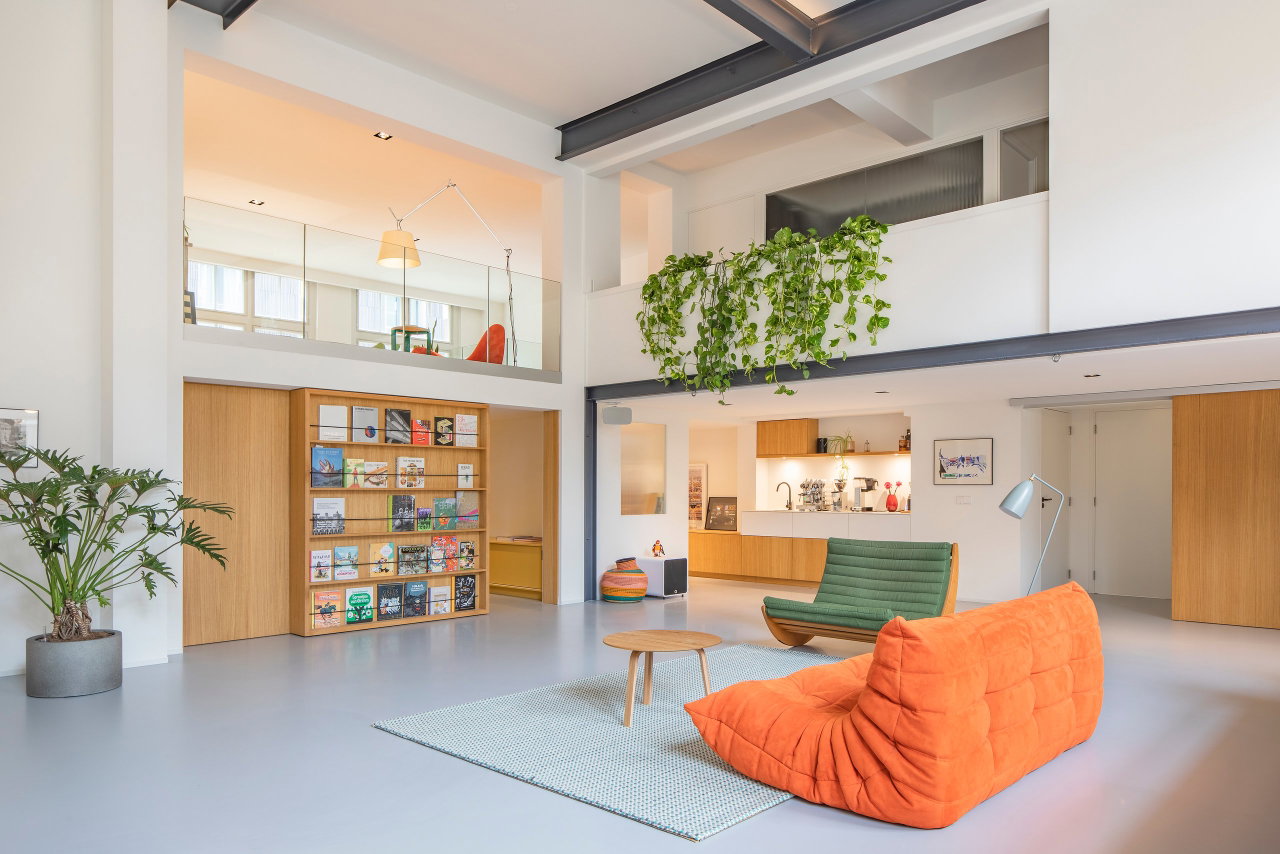 Wooden pivot door in a private home in Amsterdam with FritsJurgens System 3 pivot hinge system inside