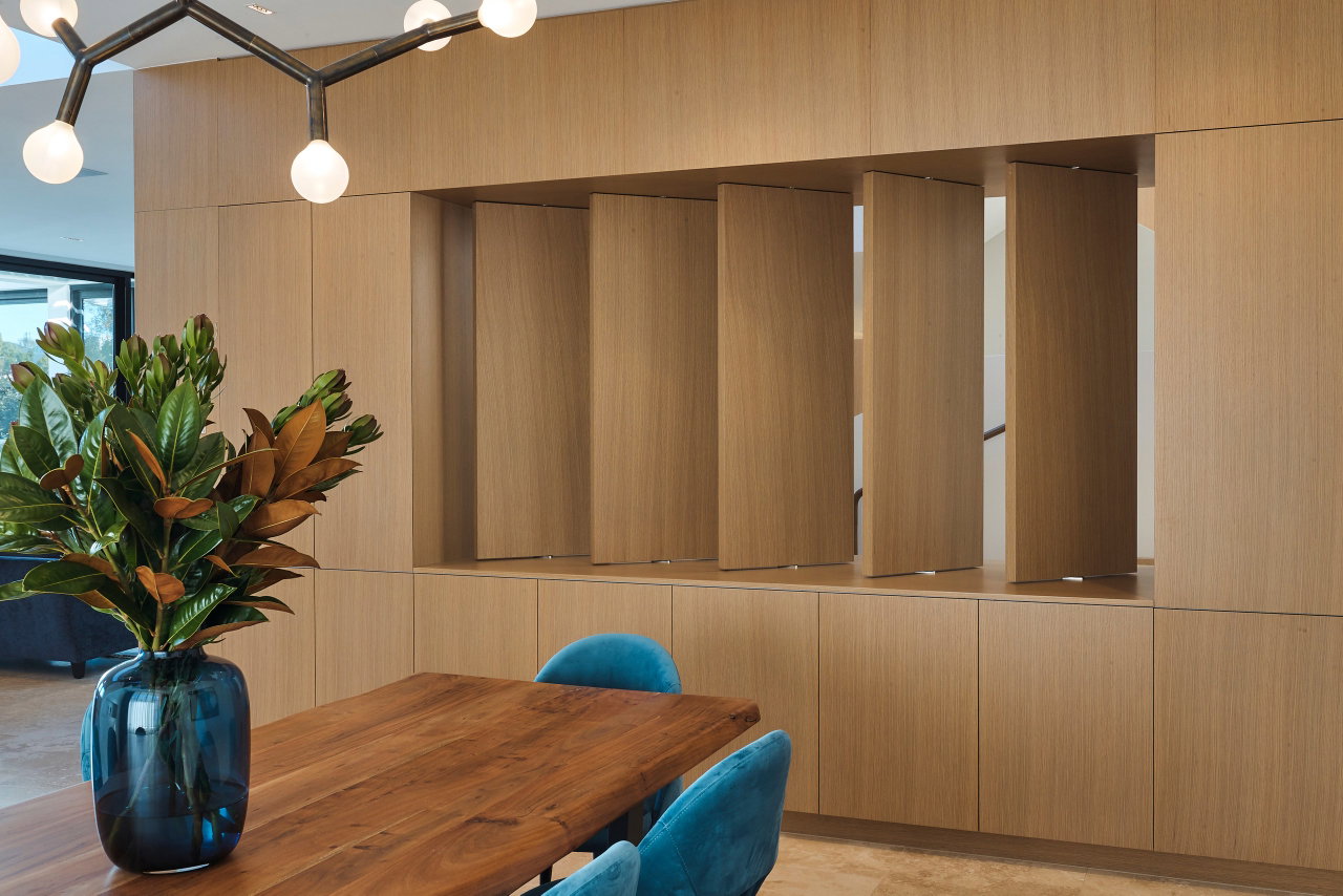 Pivottür aus Holz in einem Privathaus mit FritsJurgens System One Pivot-Scharniersystem im Inneren