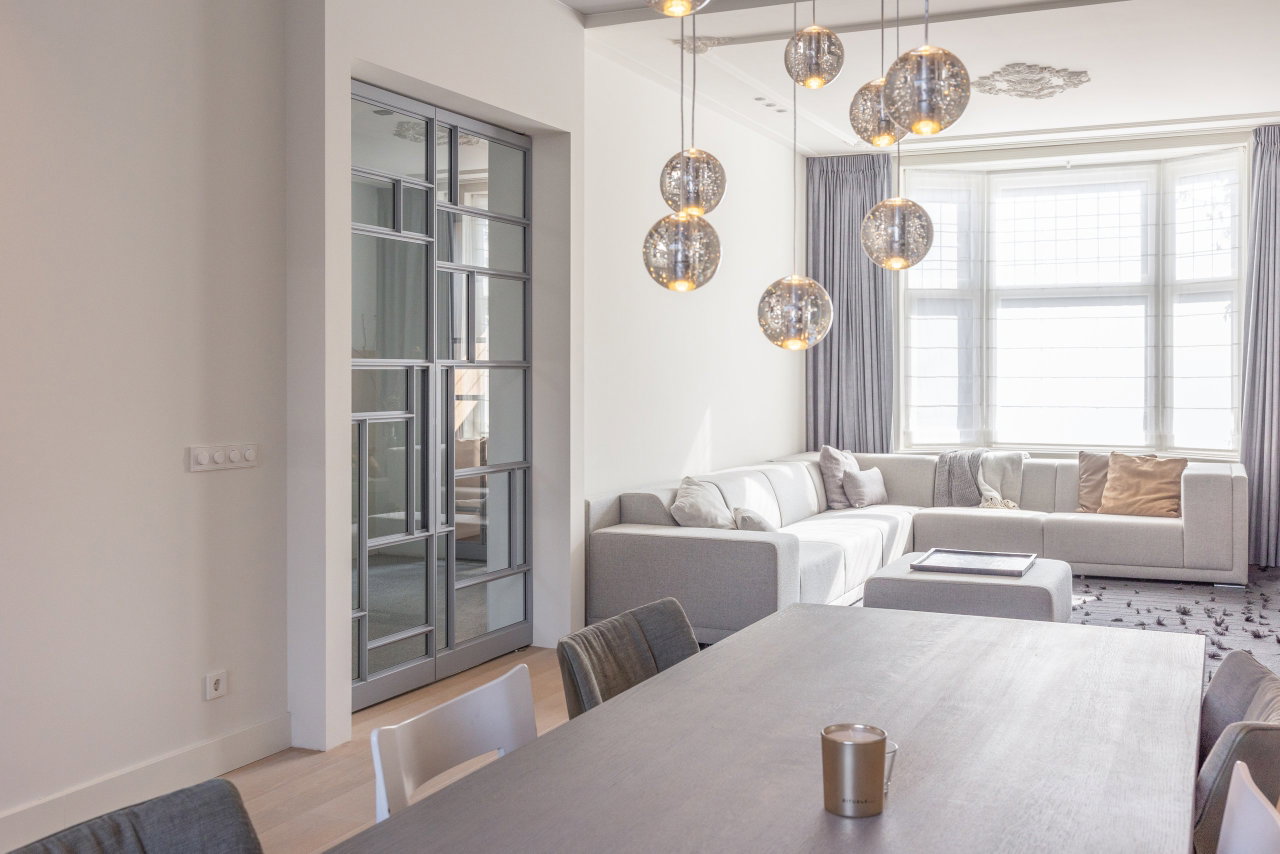 Pivottür aus Stahl und Glas in einem Privathaus in Utrecht mit FritsJurgens System M Pivot-Scharniersystem im Inneren