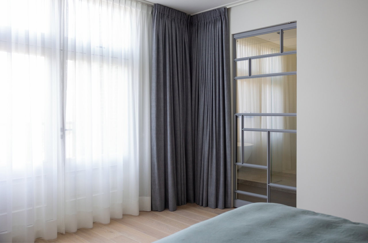 Pivottür aus Stahl und Glas in einem Privathaus in Utrecht mit FritsJurgens System M Pivot-Scharniersystem im Inneren