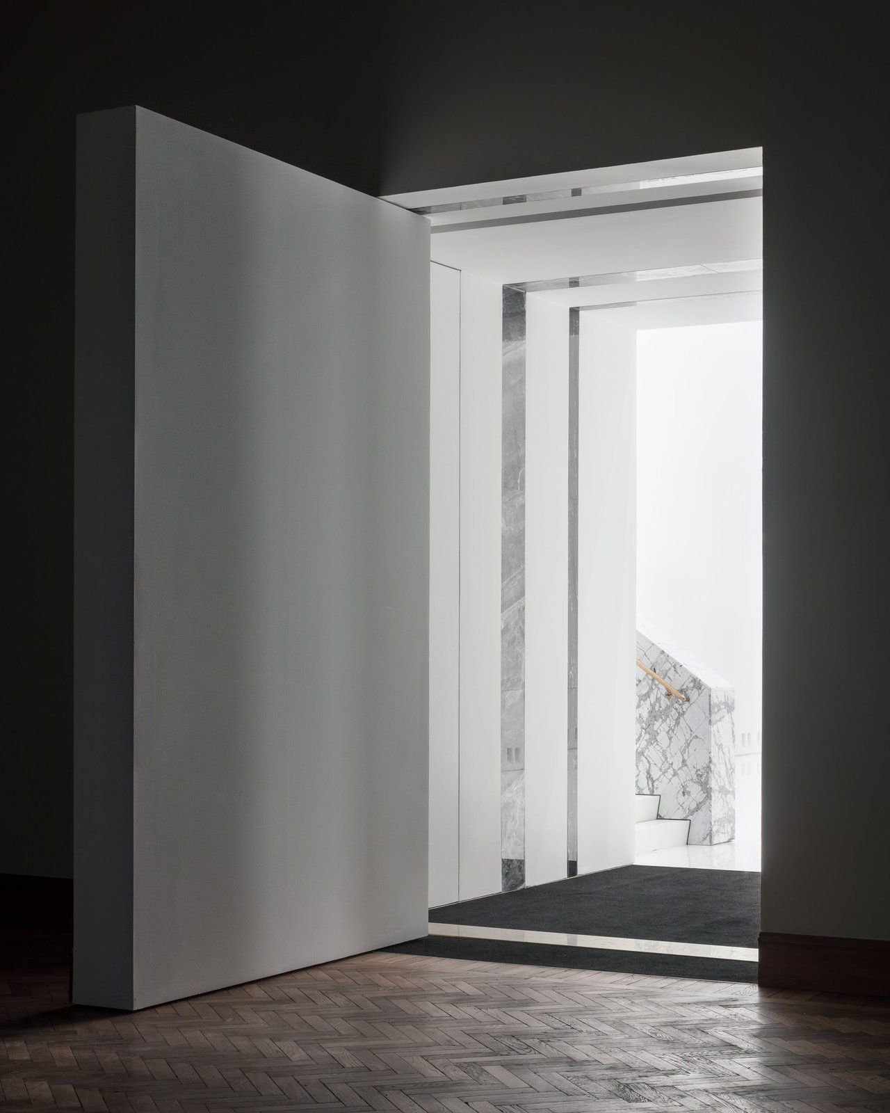 Wooden pivot door in a public building in Antwerp with FritsJurgens System One pivot hinge system inside