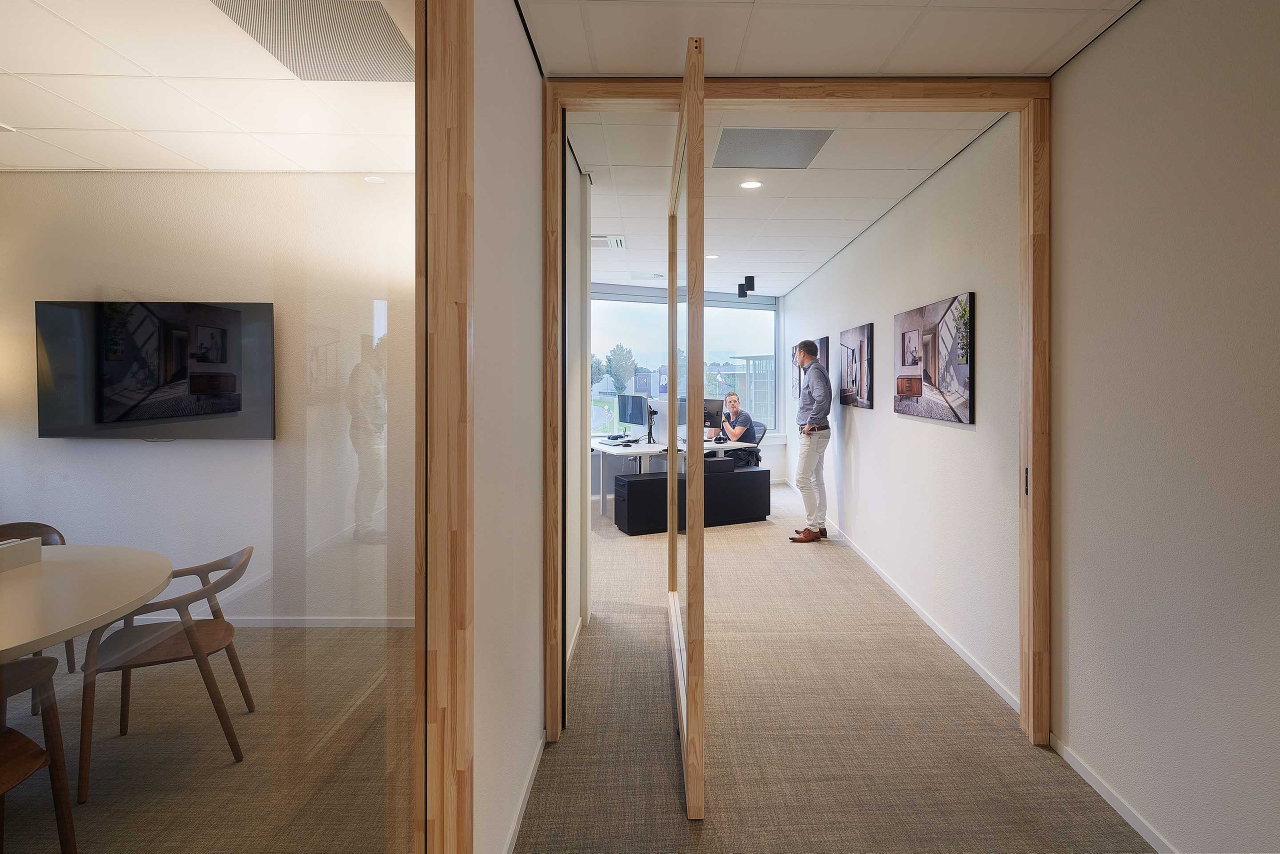 Steel and glass pivot door in an office in Kolham with FritsJurgens System One pivot hinge system inside