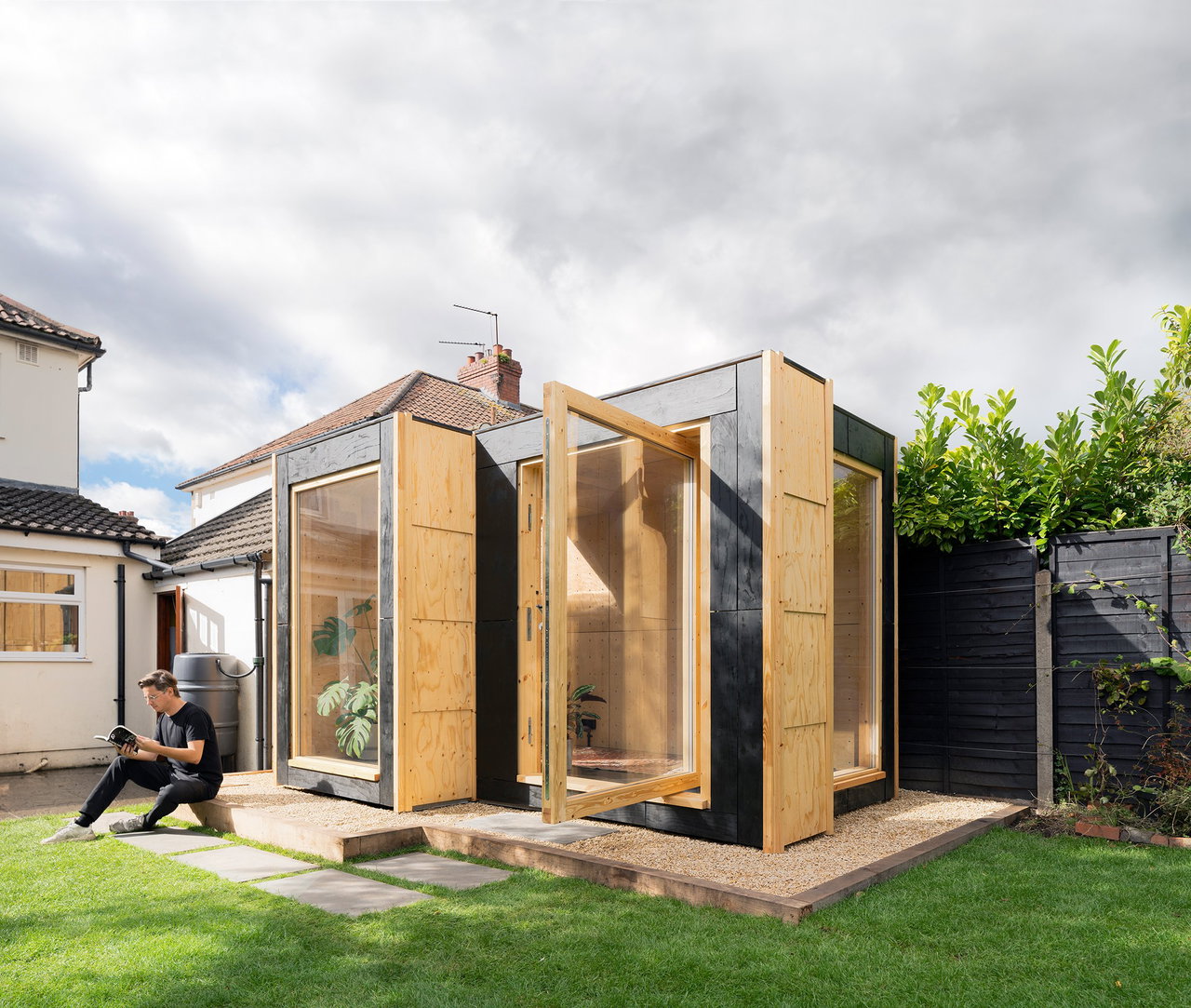 Pivottür aus Holz in einem Privathaus in Bristol mit FritsJurgens System One Pivot-Scharniersystem im Inneren