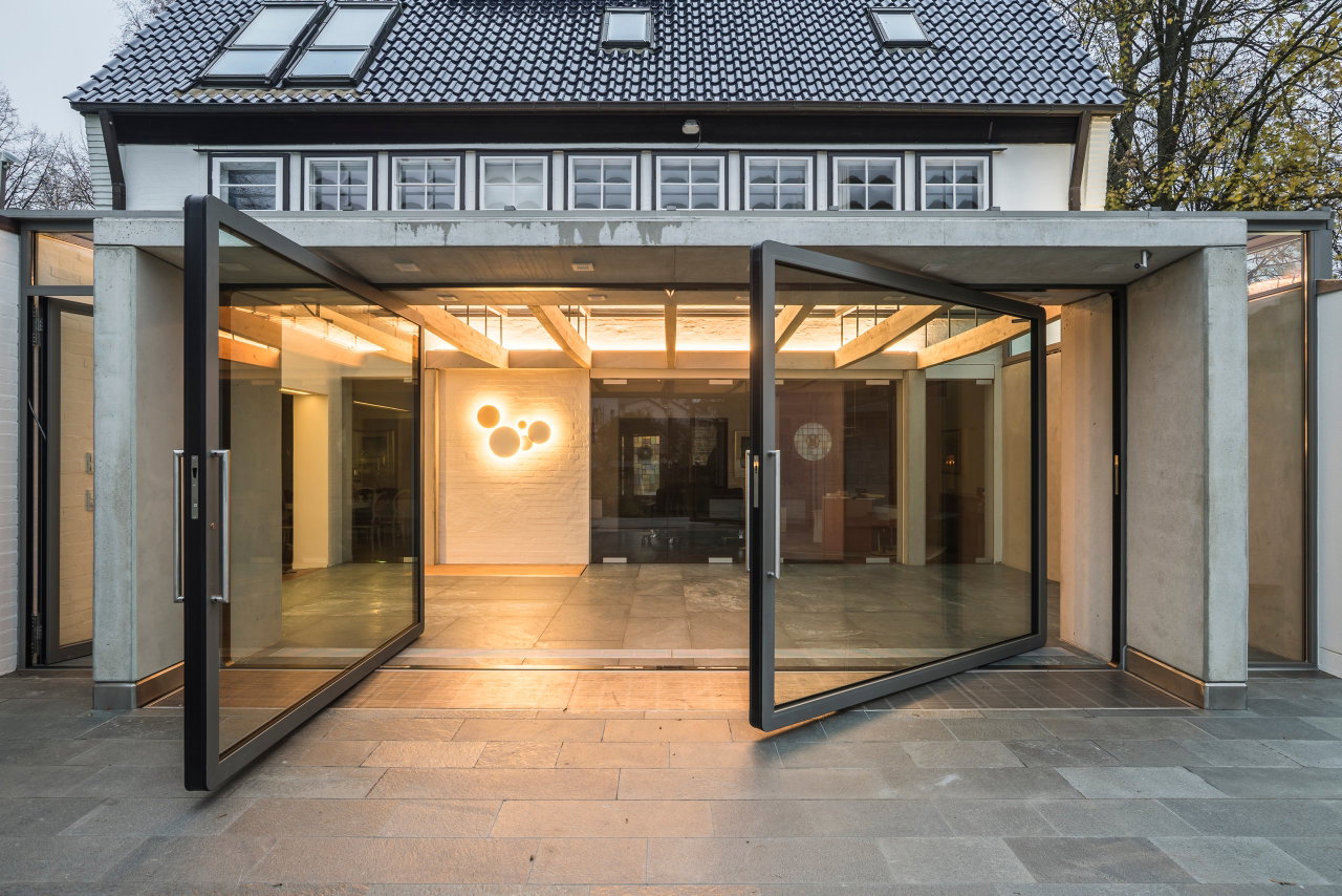 Steel and glass pivot door in a private home in Lübeck with FritsJurgens System M pivot hinge system inside