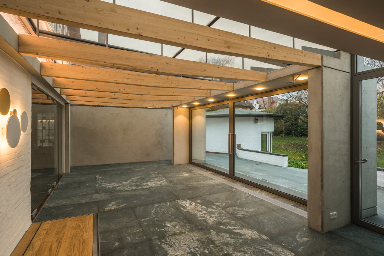 Steel and glass pivot door in a private home in Lübeck with FritsJurgens System M pivot hinge system inside