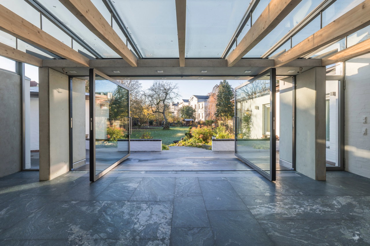 Steel and glass pivot door in a private home in Lübeck with FritsJurgens System M pivot hinge system inside
