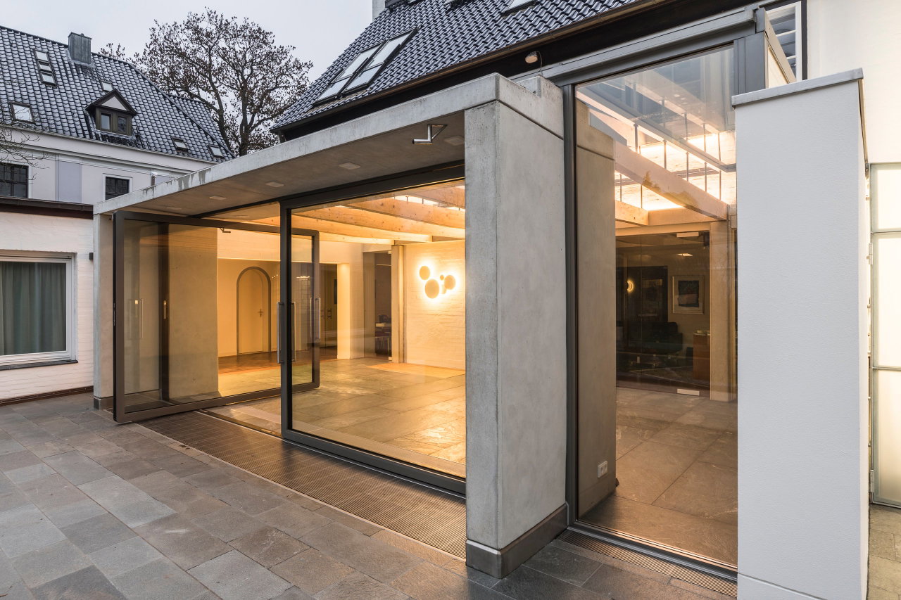 Steel and glass pivot door in a private home in Lübeck with FritsJurgens System M pivot hinge system inside