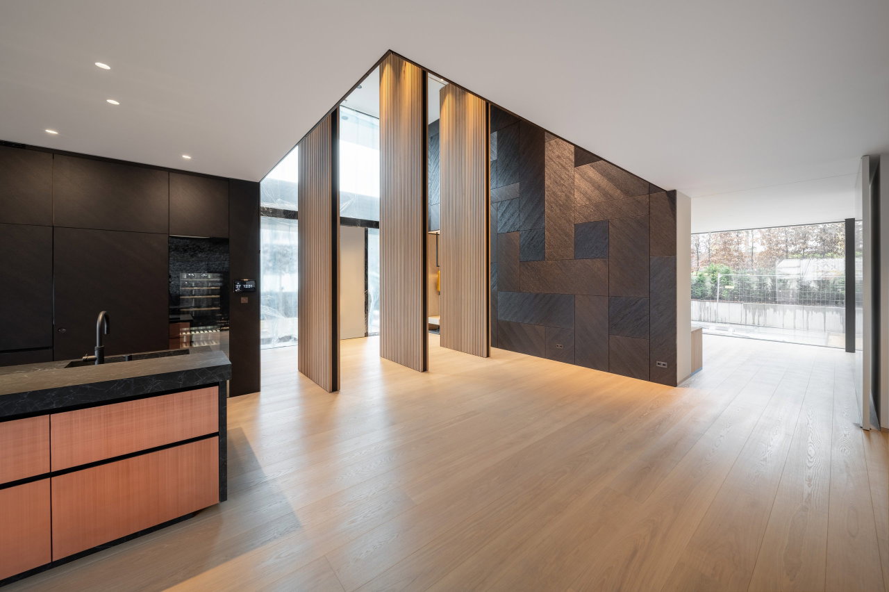 Wooden pivot door in a private home in Karlsruhe with FritsJurgens System M pivot hinge system inside