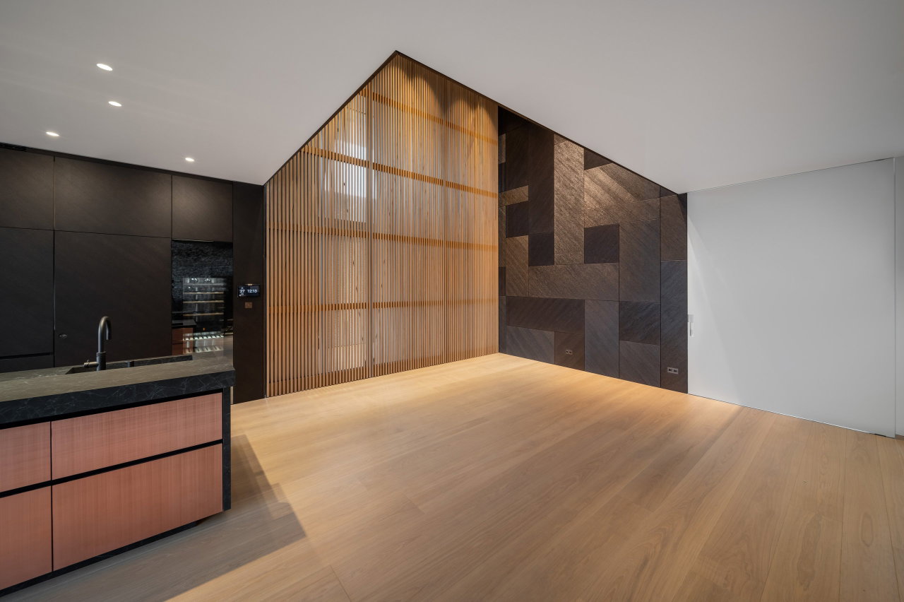 Wooden pivot door in a private home in Karlsruhe with FritsJurgens System M pivot hinge system inside