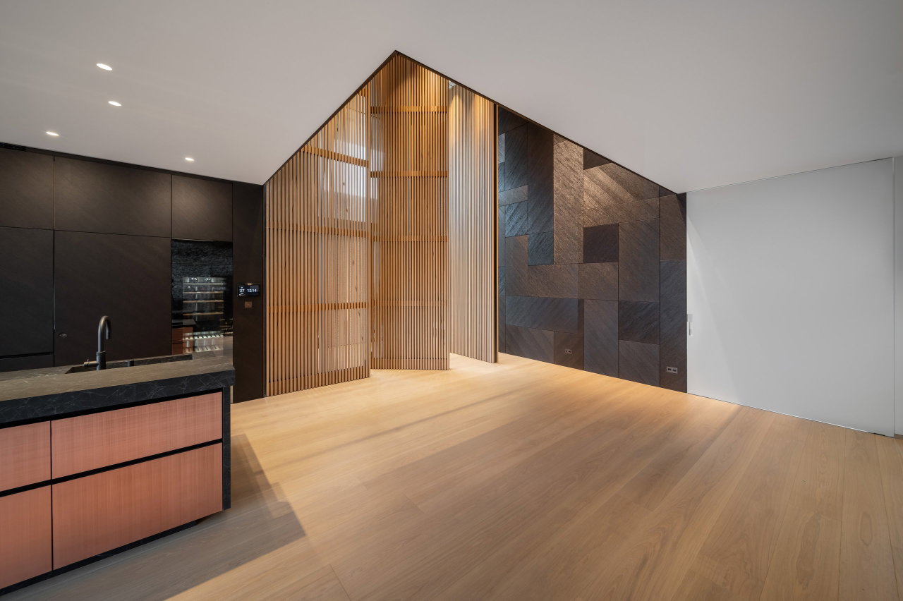 Wooden pivot door in a private home in Karlsruhe with FritsJurgens System M pivot hinge system inside