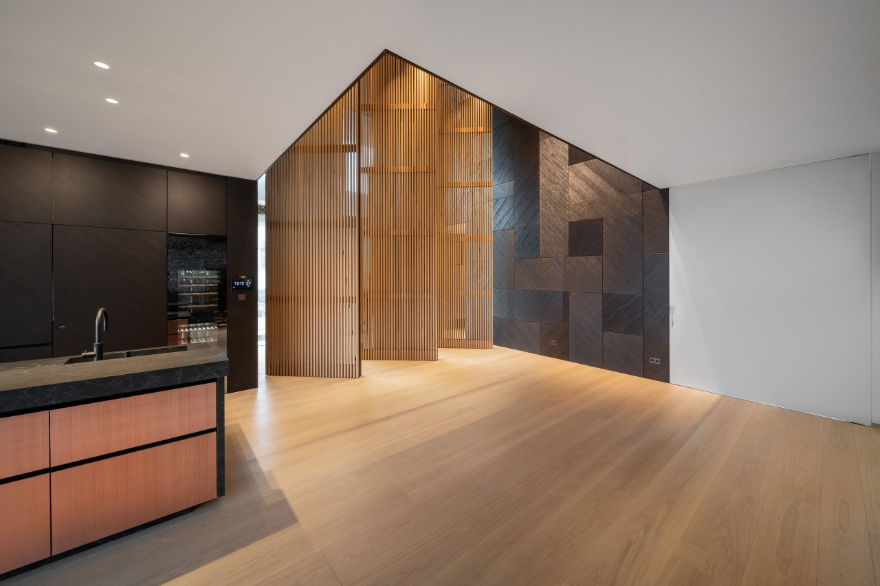 Wooden pivot door in a private home in Karlsruhe with FritsJurgens System M pivot hinge system inside