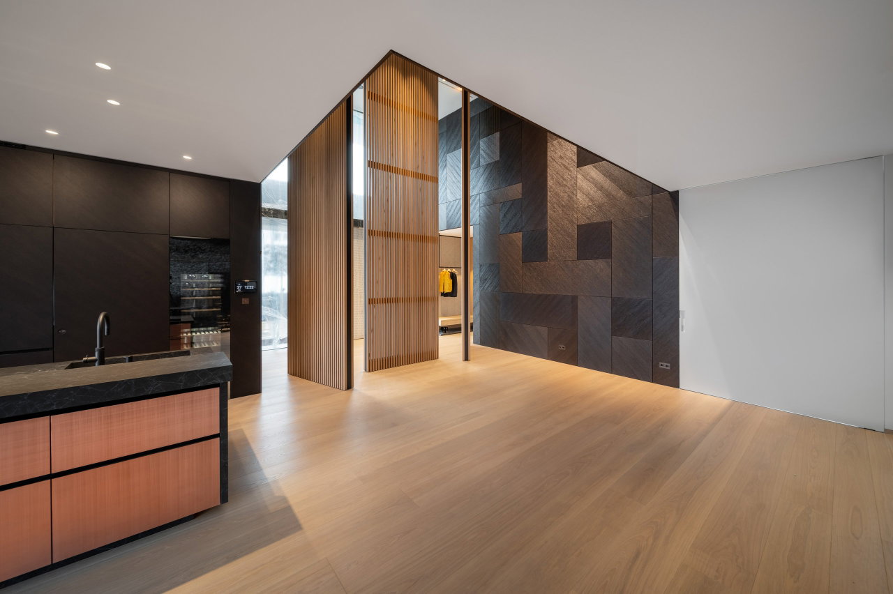 Wooden pivot door in a private home in Karlsruhe with FritsJurgens System M pivot hinge system inside