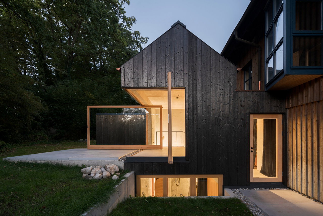 Wooden pivot door in a private home in Breitbrunn am Ammersee with FritsJurgens System M pivot hinge system inside