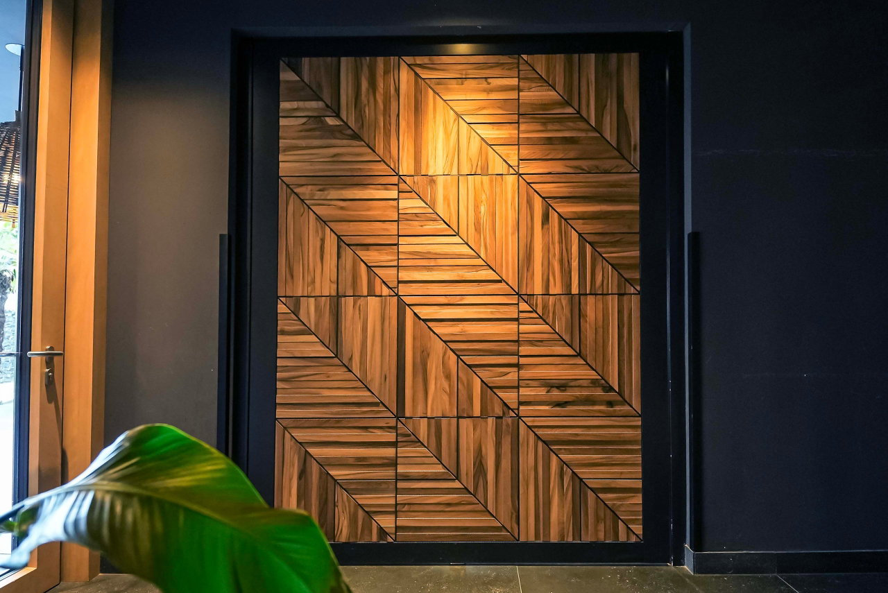 Pivottür aus Holz in einem Hotel in Salzburg mit FritsJurgens System M Pivot-Scharniersystem im Inneren